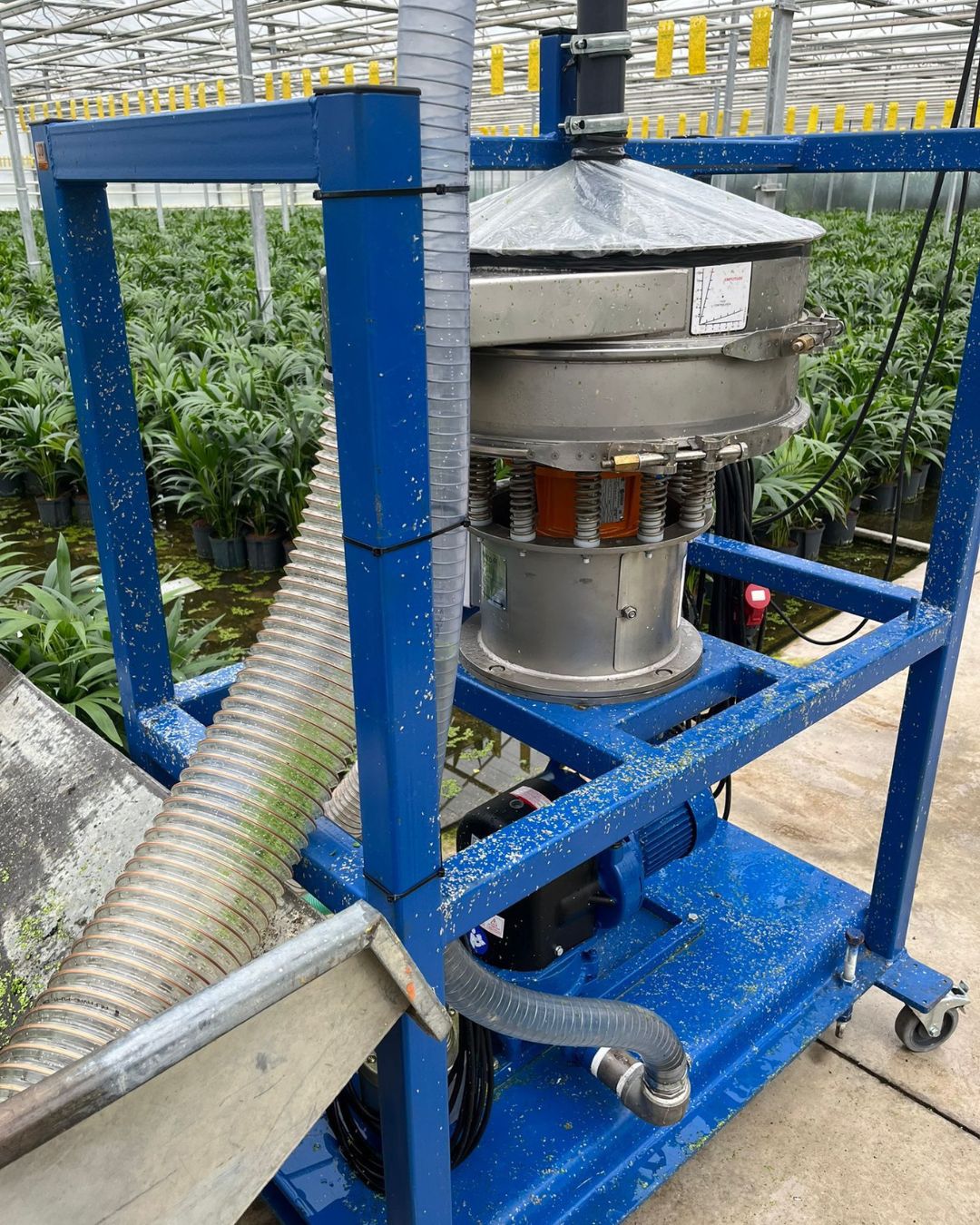 Krooshapper voor het verwijderen van kroos Krooshapper installatie die kroos en water uit bassin opzuigt en filtert